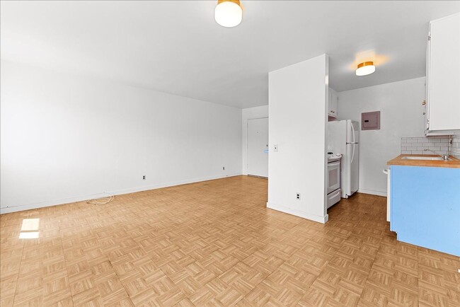 Building Photo - Spacious One Bedroom Apartment with Balcony!