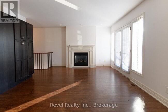 Photo du bâtiment - 64 River Rd E