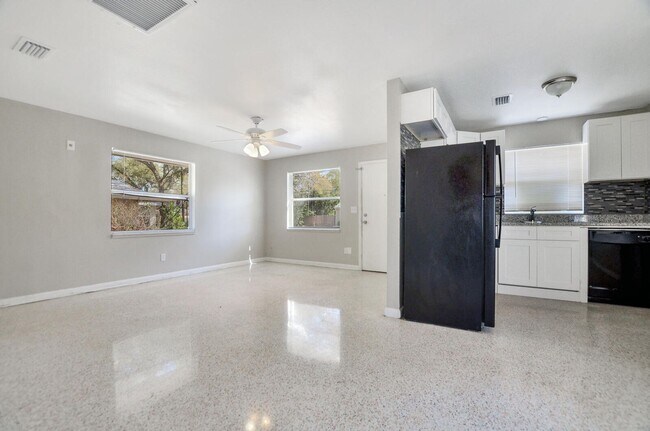 Building Photo - 1/1  Clearwater Duplex -  available now