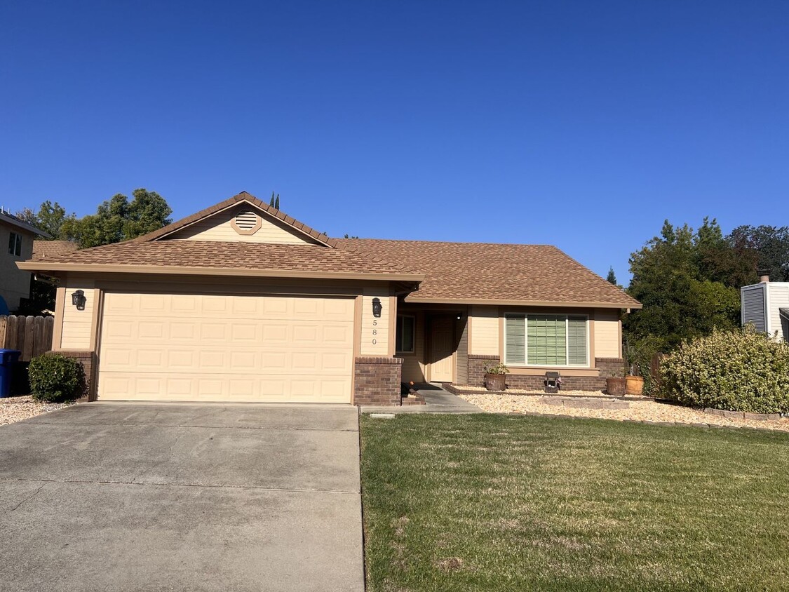 Primary Photo - 4 Bedroom Home off of Peppertree (North Hi...
