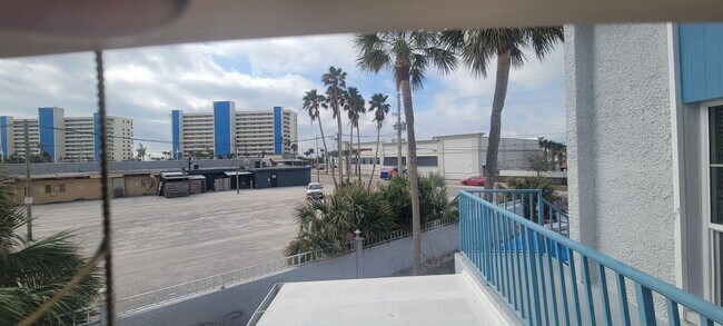 Foto del edificio - Furnished or Unfurnished 1 Bed Steps from Mad Beach