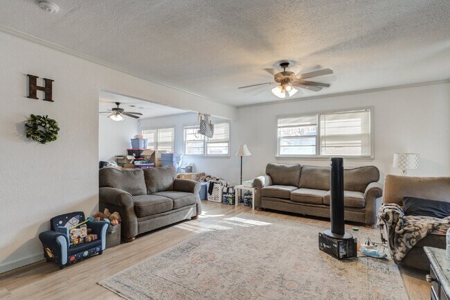 Foto del edificio - 4-Bedroom 3-bath Pre-lease For Summer 2026!