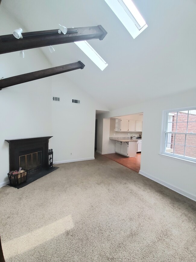 Building Photo - 2107 N Taft St