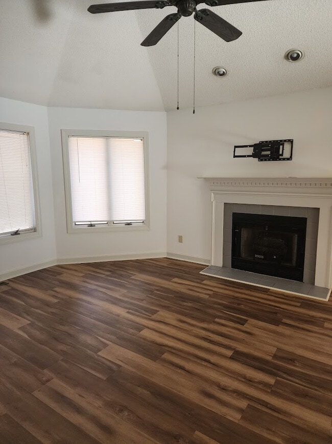 Building Photo - Room in Apartment on Knollwood Dr