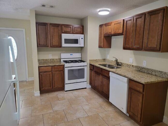 Building Photo - 555 Teak Dr