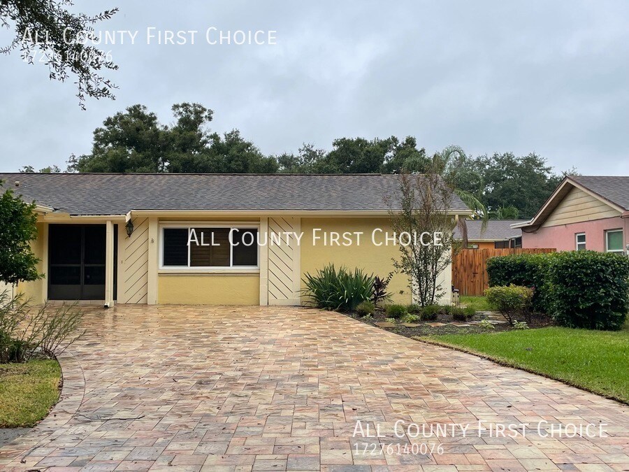 Building Photo - Laurelwood Estates Pool home