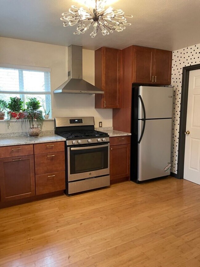 Foto del edificio - CHARMING 2 BED/1 BATH COZY COTTAGE LOCATED...