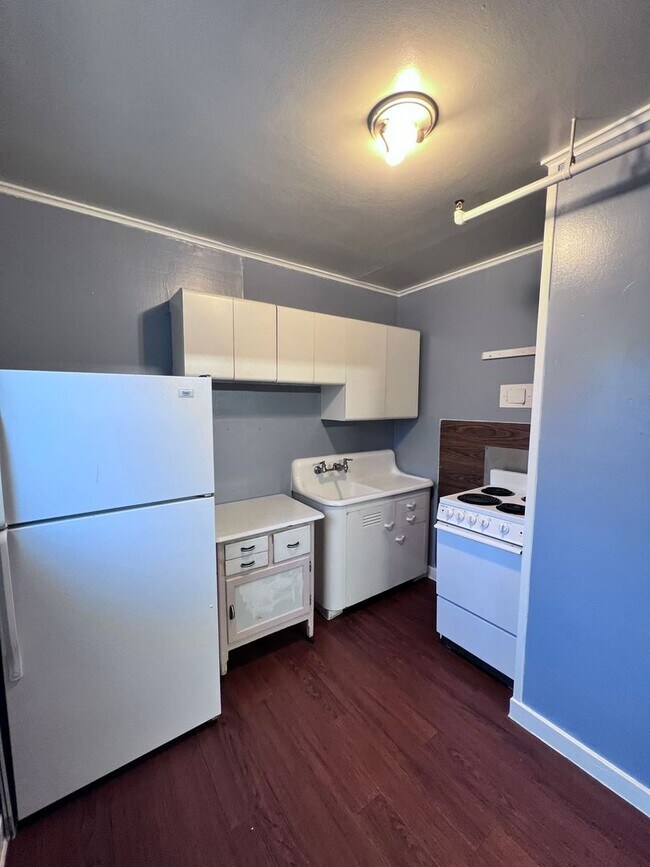 Building Photo - 4th Ave 609-SF