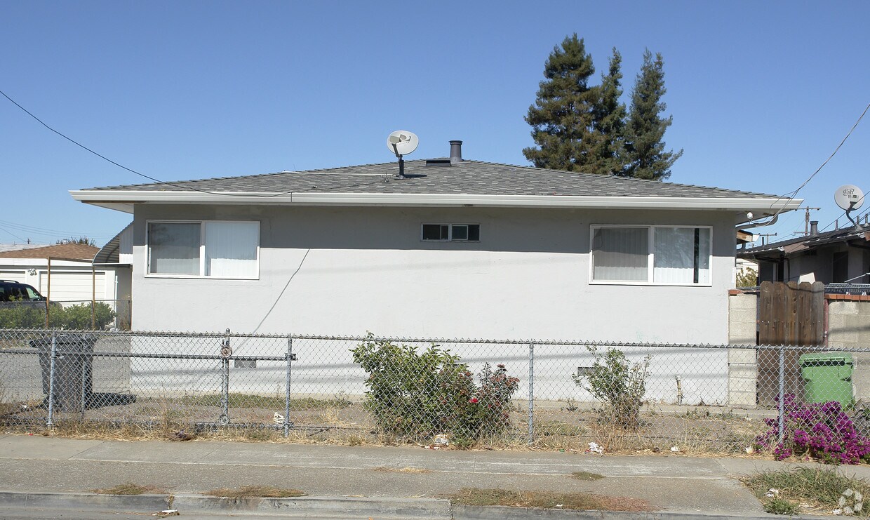Building Photo - 775 Longwood Ave