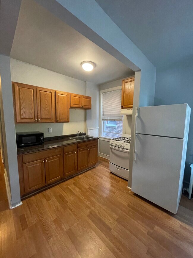 Building Photo - 5239 Oxford Ave