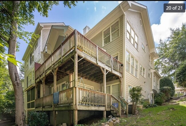 Building Photo - 210 Columbia Pl W