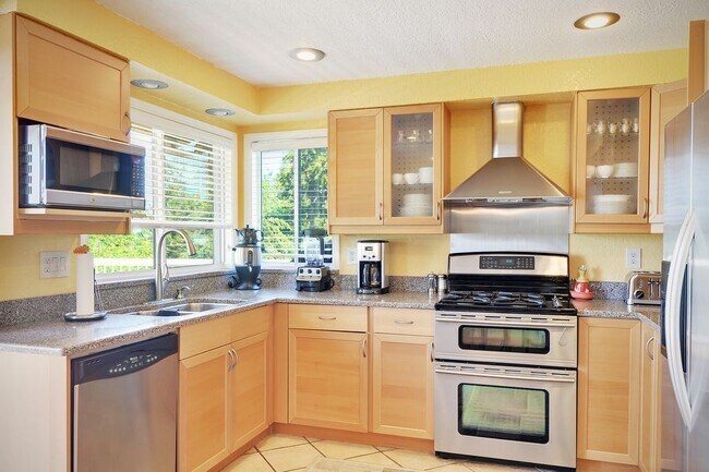 Building Photo - 4 Bedroom Mukilteo Home with water views!