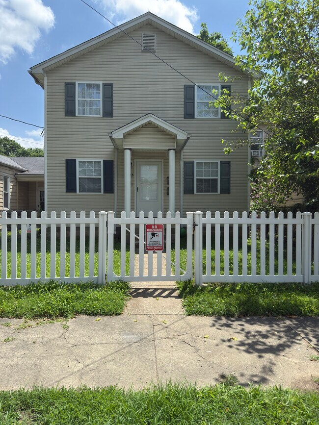 Building Photo - 2815 S 6th St