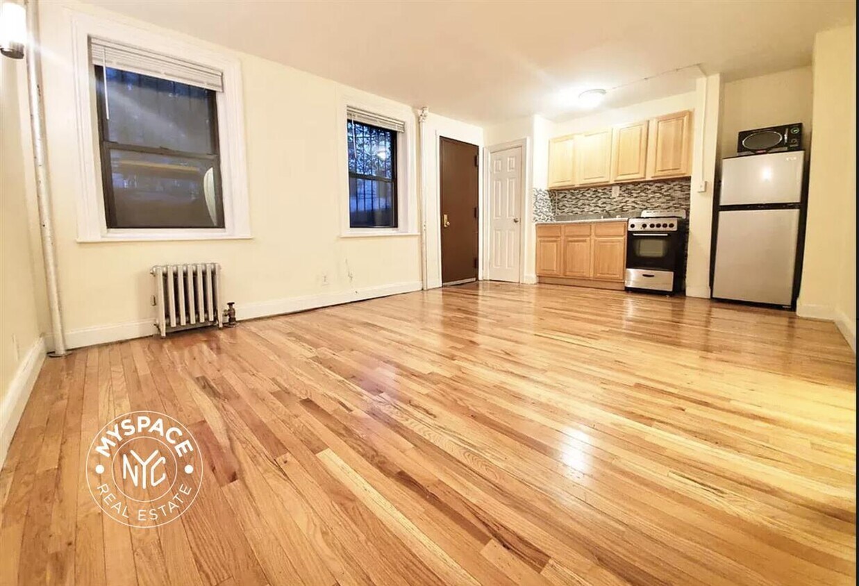 Primary Photo - 33 Brevoort Pl
