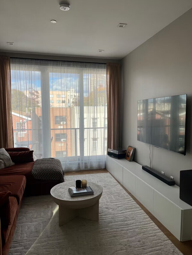 Building Photo - 864 Madison St