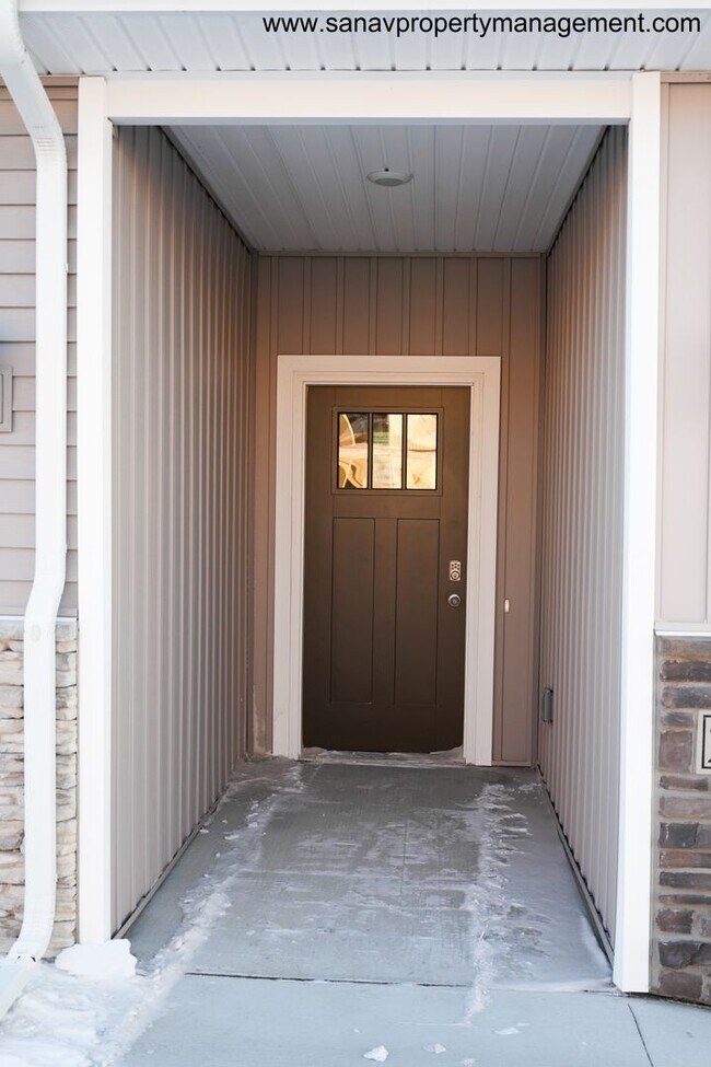 Building Photo - Ankeny Townhome!!! Amenities included!! On...