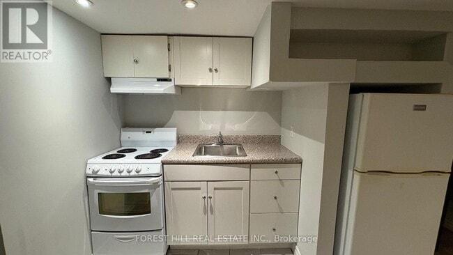 Building Photo - 8 Poplar Plains Crescent