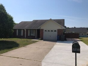 Building Photo - 2209 Mossycup Ln