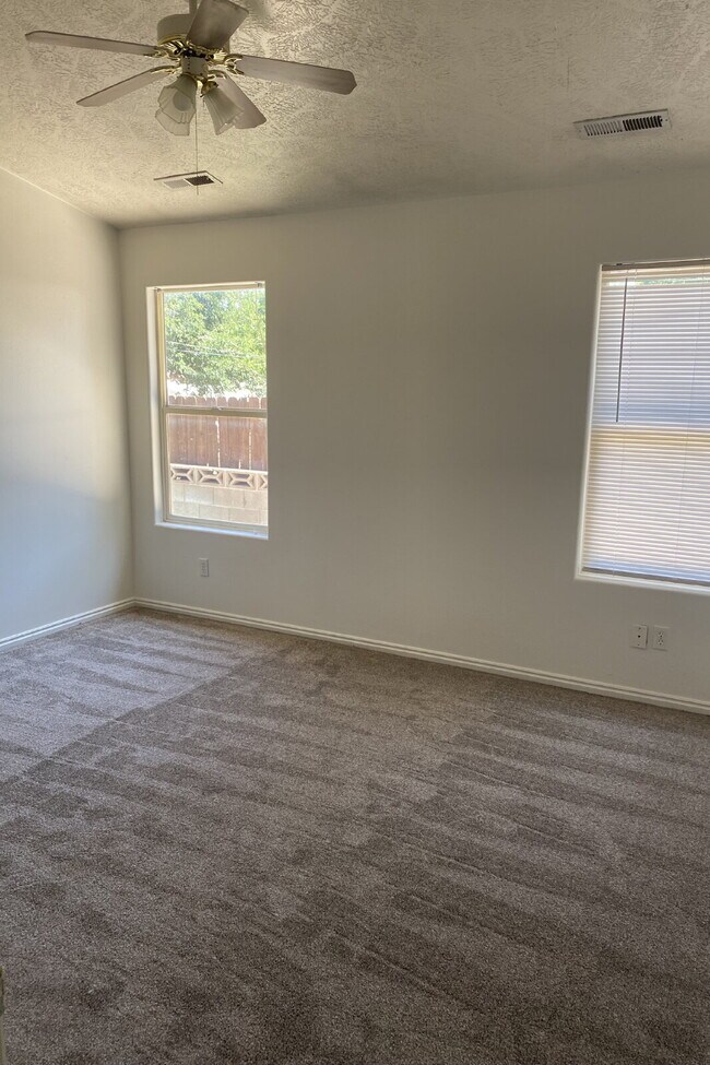 Foto del edificio - Charming 2-Bedroom Townhouse with 2 Full Baths in the Heart of Saint George