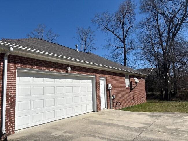 Foto del edificio - Spacious 3 Bedroom Home In Manchester...