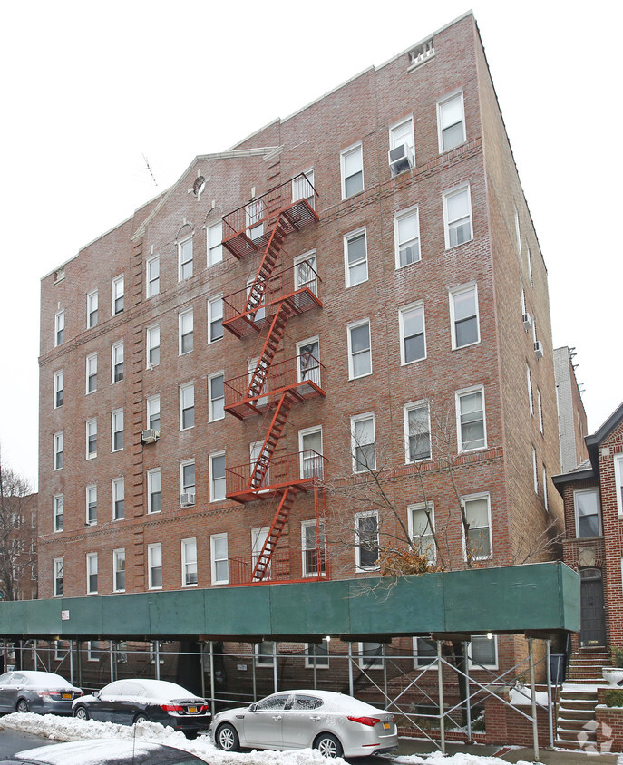 Building Photo - 368 97th St