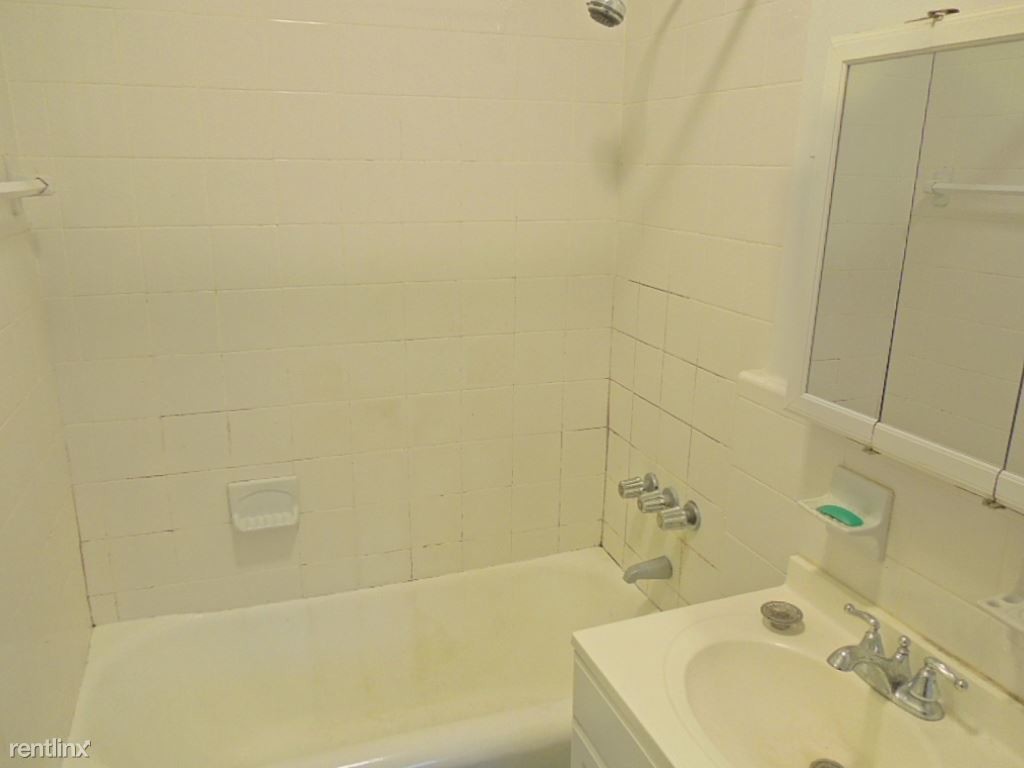 Building Photo - Studio, 1 bath  - 815 E 14th St Apt 1J
