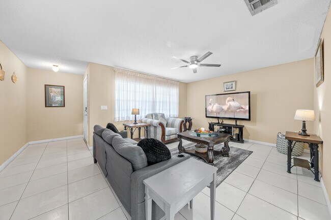 Building Photo - 2147 Sandalwood Dr