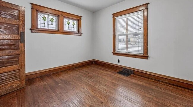 Building Photo - 2 Bedroom 1 Bathroom Home in Cedar Rapids