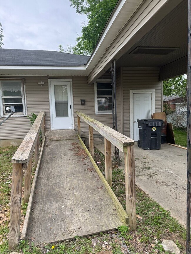 Foto del edificio - Newly Remodeled 2 Bed / 1 Bath Duplex Available Now!