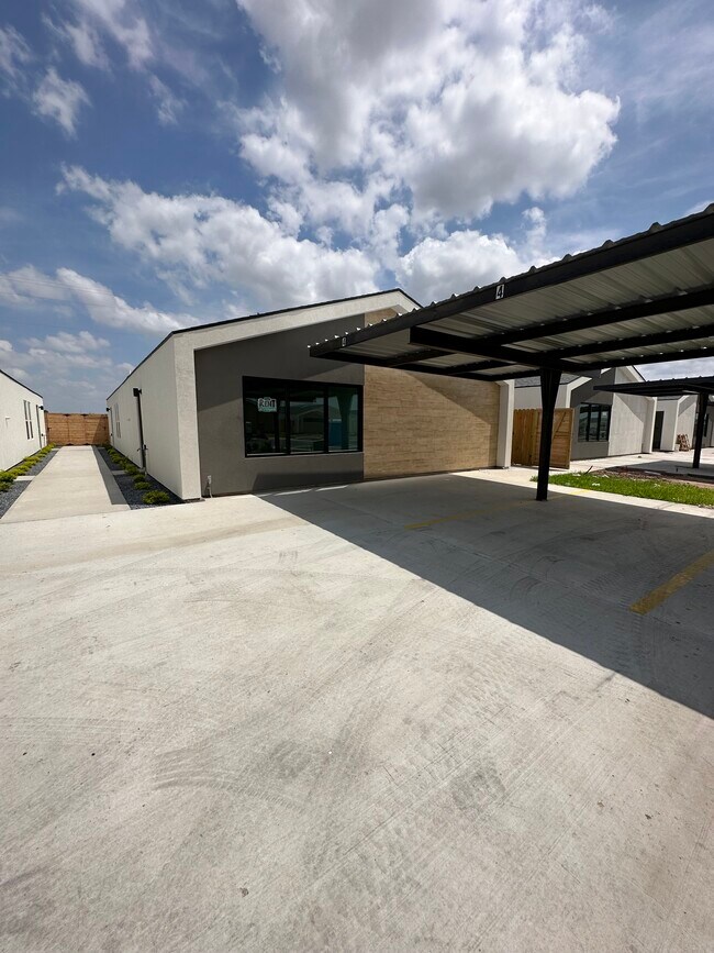 Building Photo - 1317 E Iris Ave