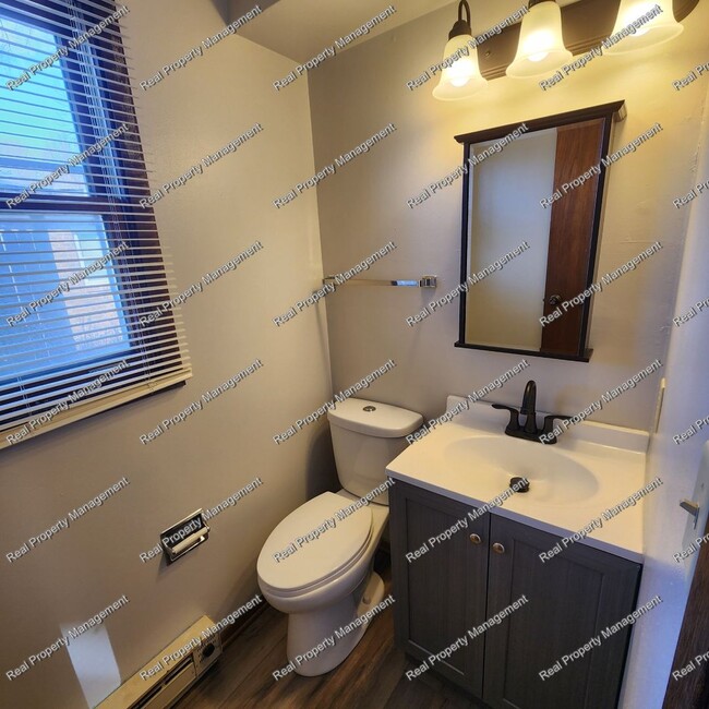 Building Photo - Updated 2 Bedroom Duplex