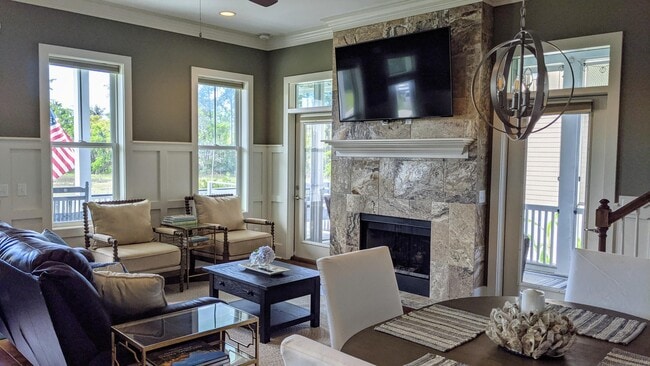 Foto del edificio - 14 Wilderness Dr W