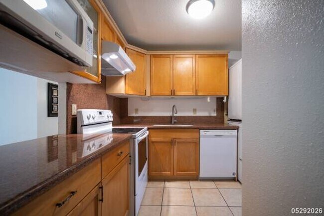 Foto del edificio - $2,550 / 2br - 793ft2 - Maintained and Freshly Painted 2BR/1BA/2PKG unit in Waikalani Woodland (M...