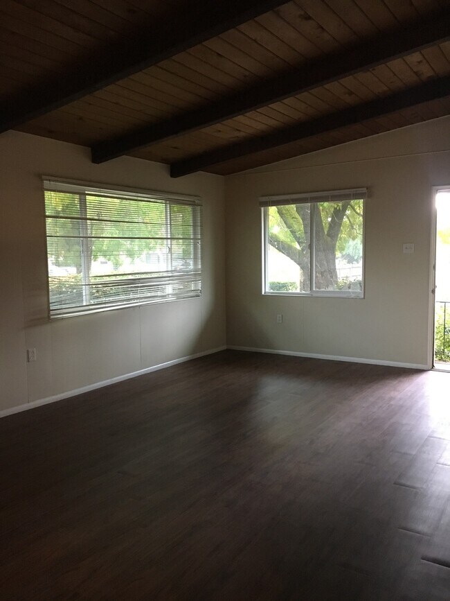 Foto del edificio - Quaint, single level duplex with one car garage