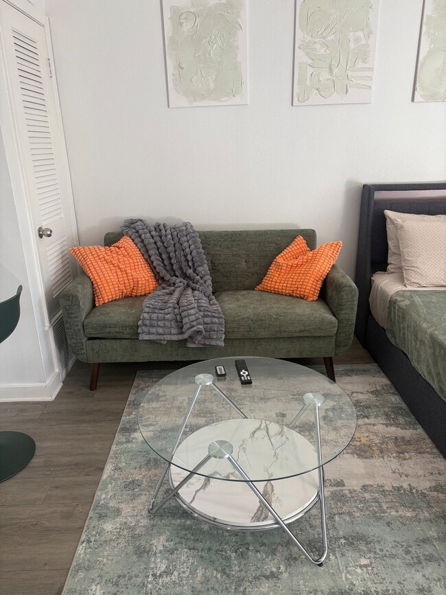 Foto del edificio - 3104 Stoneway Dr