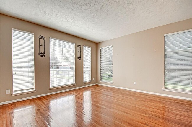 Foto del edificio - 1227 Elmhurst Trails Ln