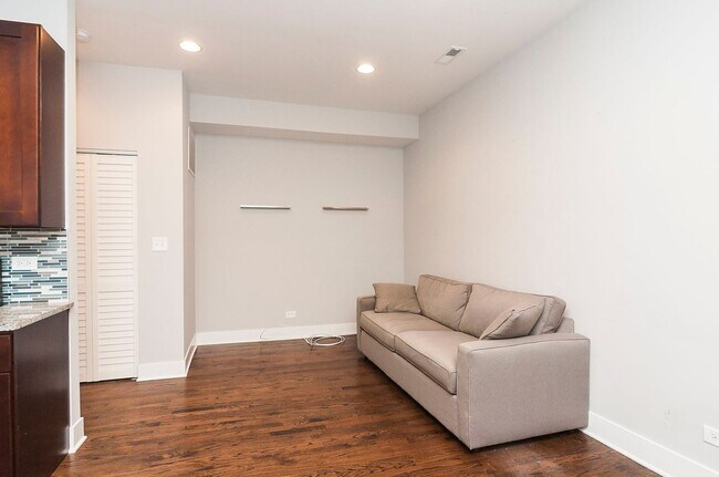 Building Photo - Spacious, Updated 1bd/1bth West Town, Avail 5/1