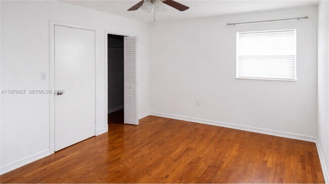 Building Photo - 2135 Bay Dr