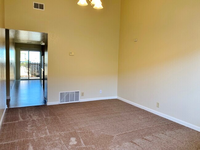 Foto del edificio - 1591 Highland Dr