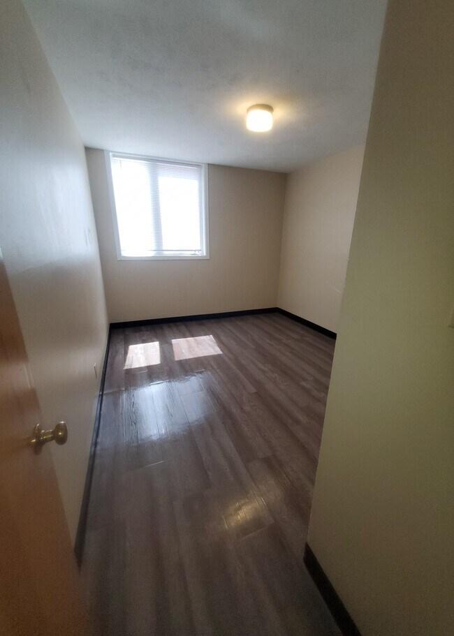 Building Photo - 311 W Highland Dr