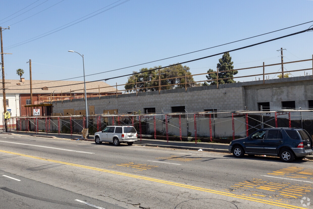 04/2022 - 6550-6570 S Normandie Ave