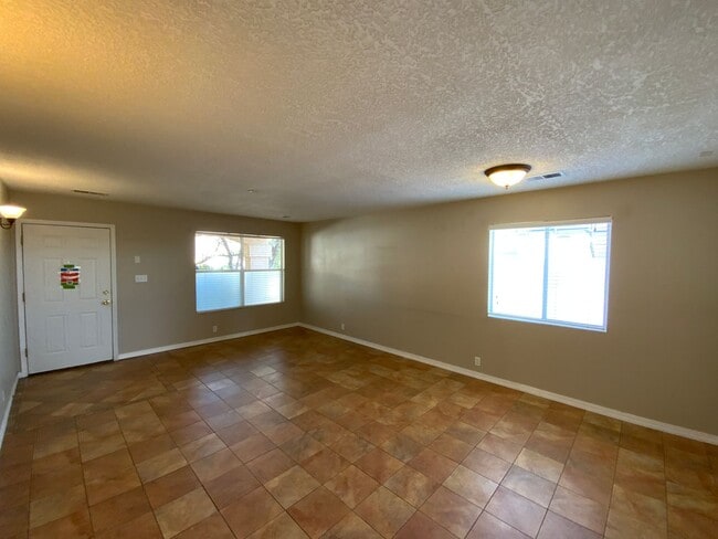 Building Photo - 4 Bedroom Home Available Near Golf Course ...