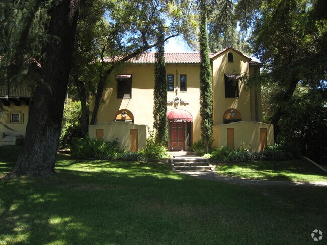 Building Photo - 1540 N Lake Ave