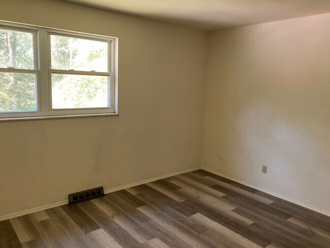 Building Photo - 17 Holly Dr