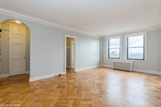Building Photo - 2000 N Lincoln Park W