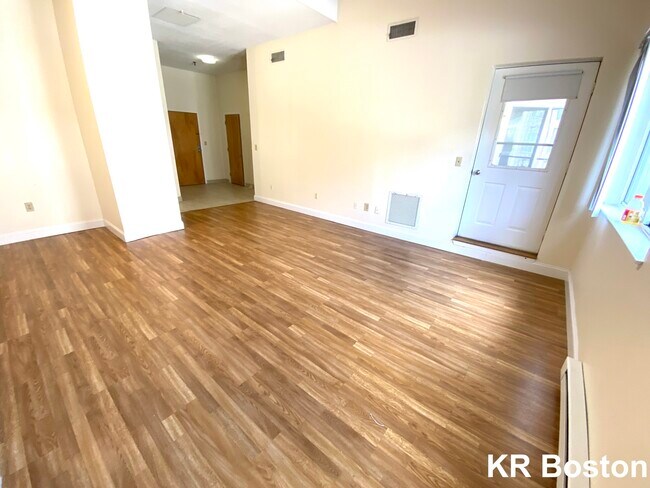 Building Photo - 153 Naples Rd