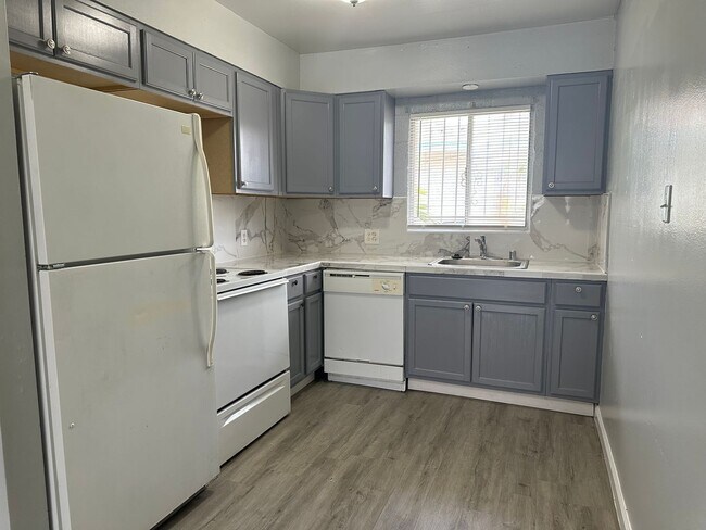 Building Photo - 2 Bedroom Condo