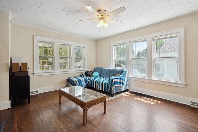 Building Photo - 1020 28th St