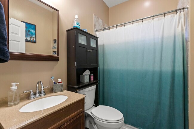 Foto del edificio - First floor 2 bed in owners condo in rosco...