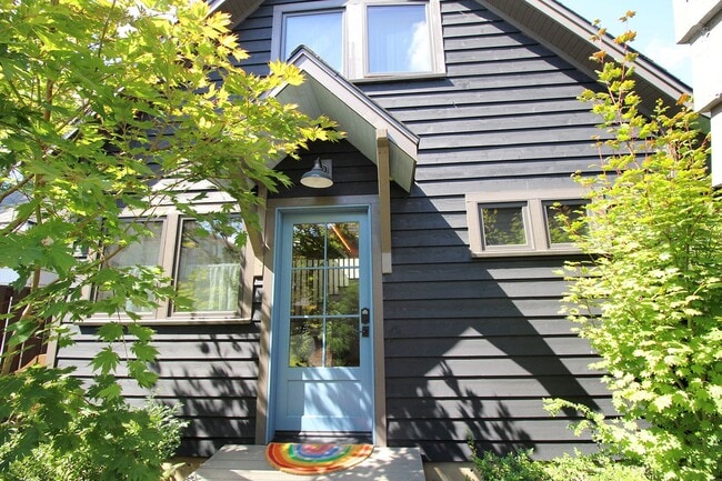 Building Photo - 1553 SE Umatilla St